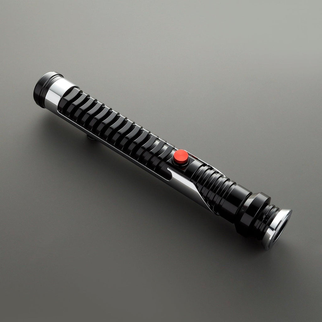 Maverick Lichtschwert in Schwarz-Chrom – detailreicher Griff mit rotem Knopf, Premium-Design