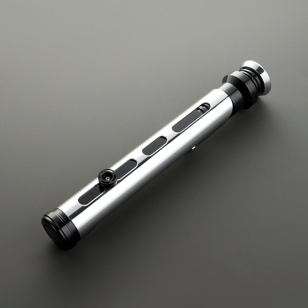 Maverick Lichtschwert – silberner Griff mit schwarzen Akzenten, elegantes Premium-Design
