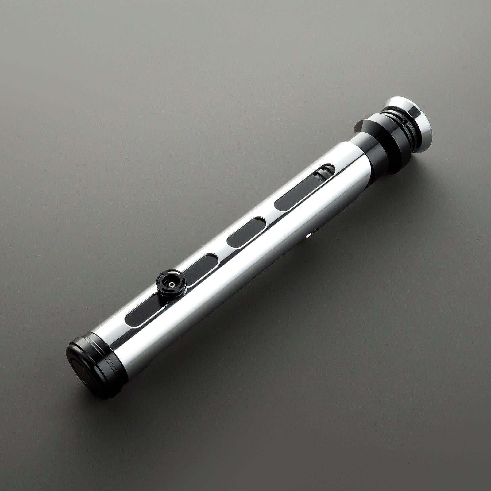 Maverick Lichtschwert – silberner Griff mit schwarzen Akzenten, elegantes Premium-Design