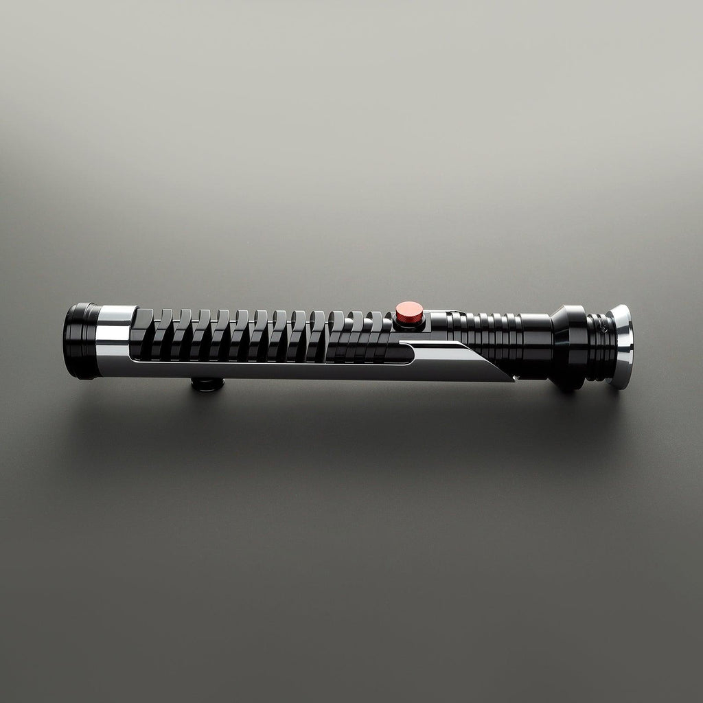 Maverick Lichtschwert in Schwarz-Silber – detaillierter Griff mit rotem Knopf, Premium-Design