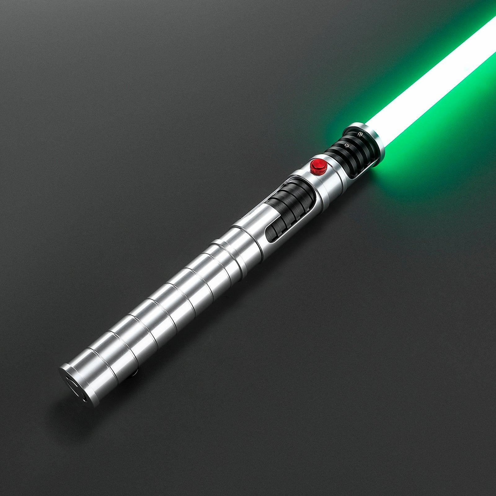 The Outcast Lichtschwert in Silber mit leuchtend grüner Klinge und rotem Knopf – Premium-Design