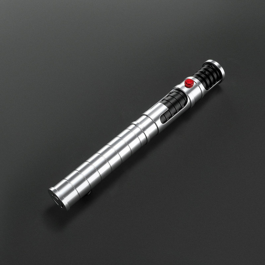 The Outcast Lichtschwert in Silber – abgenutztes Design mit rotem Knopf, Premium-Hilt