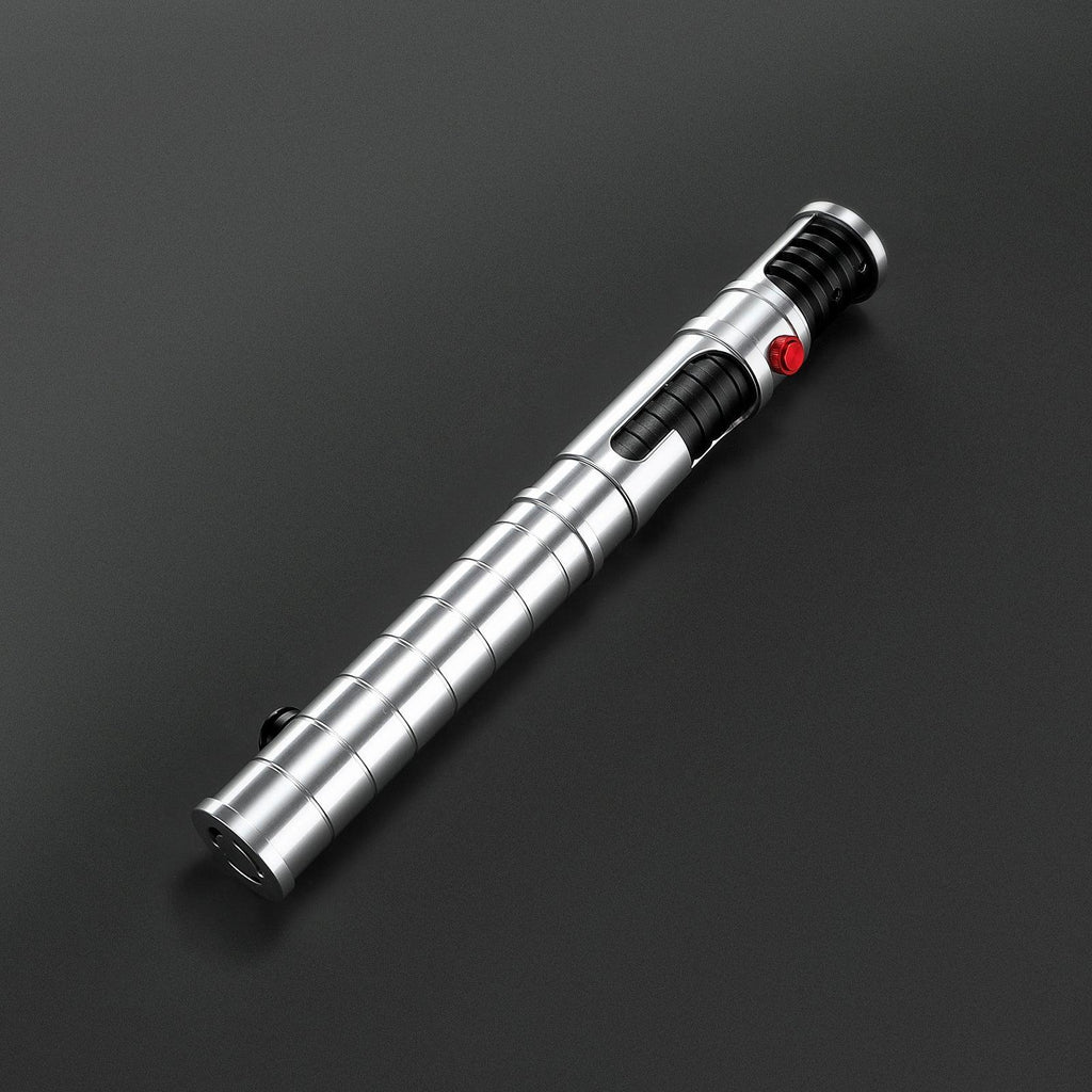 The Outcast Lichtschwert – silbernes Premium-Modell mit rotem Knopf und schwarzem Griffdetail