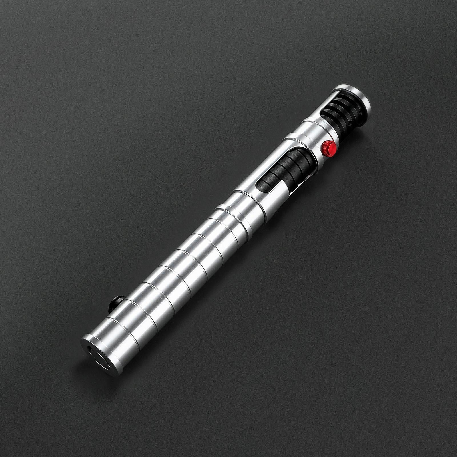 The Outcast Lichtschwert – silbernes Premium-Modell mit rotem Knopf und schwarzem Griffdetail