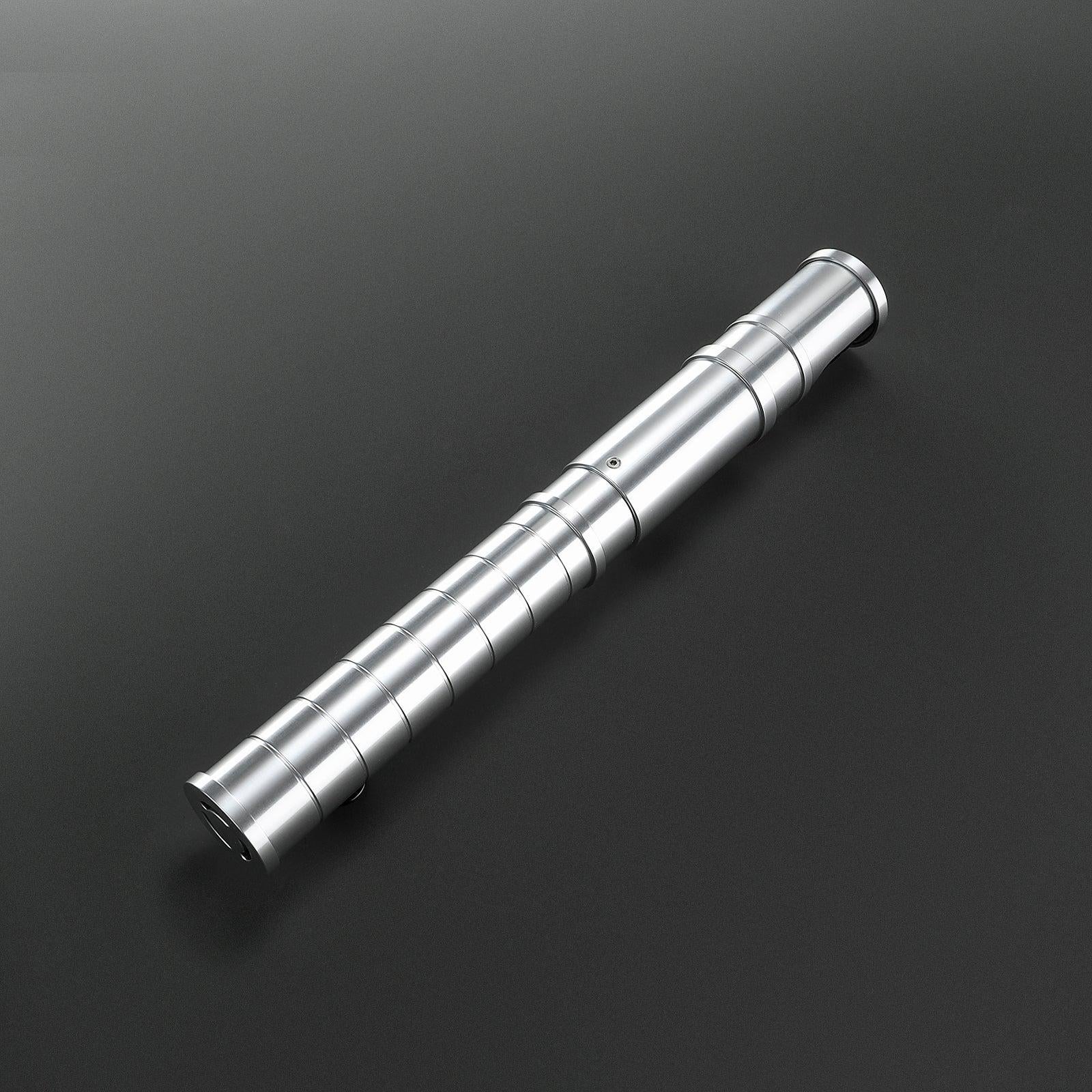 The Outcast – robustes, silbernes Premium-Lichtschwert mit abgenutztem Griff-Design