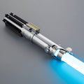 Legacy Lichtschwert mit silbernem Hilt und schwarzem Griff, blauer Klinge, duellfähig