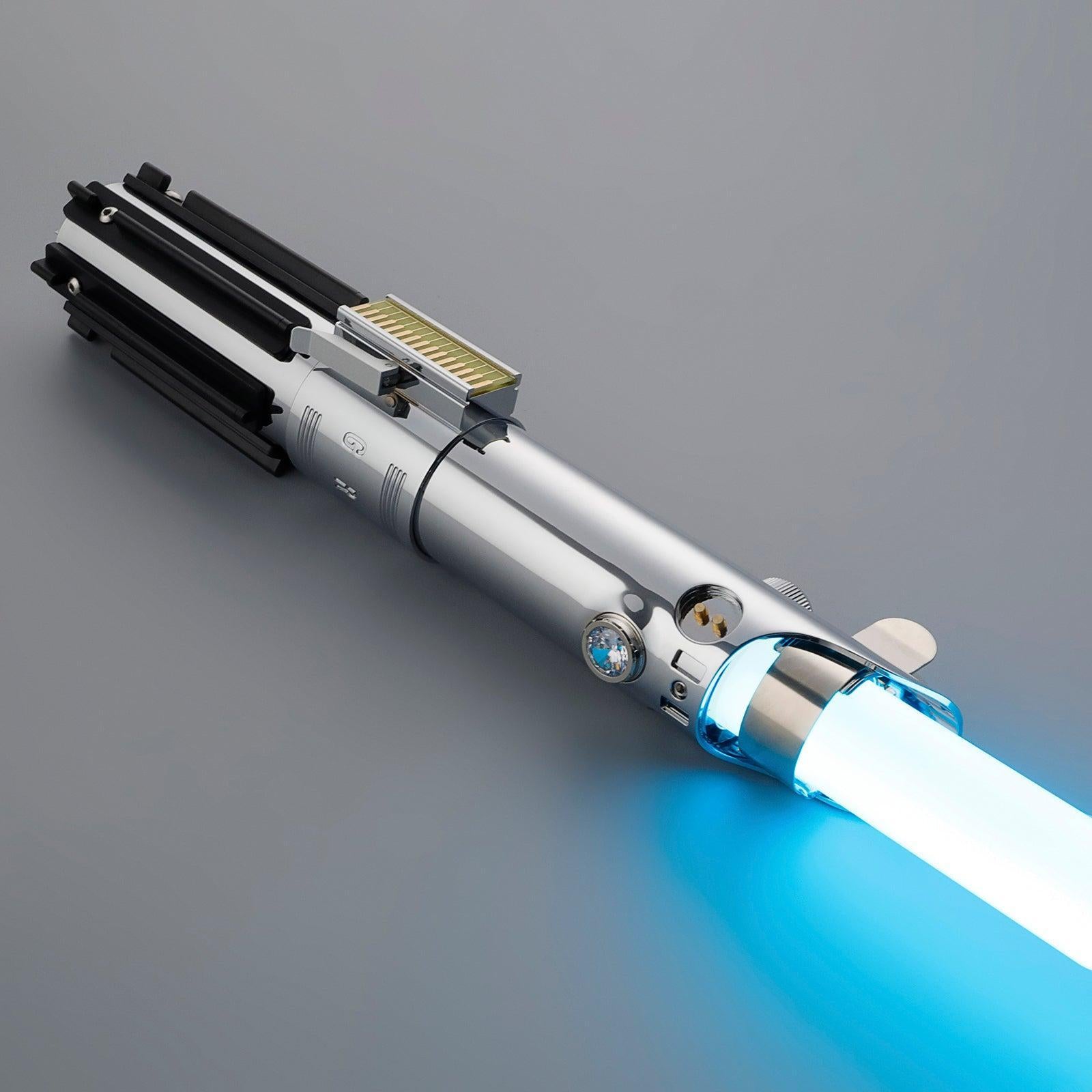 Legacy Lichtschwert mit silbernem Hilt und schwarzem Griff, blauer Klinge, duellfähig
