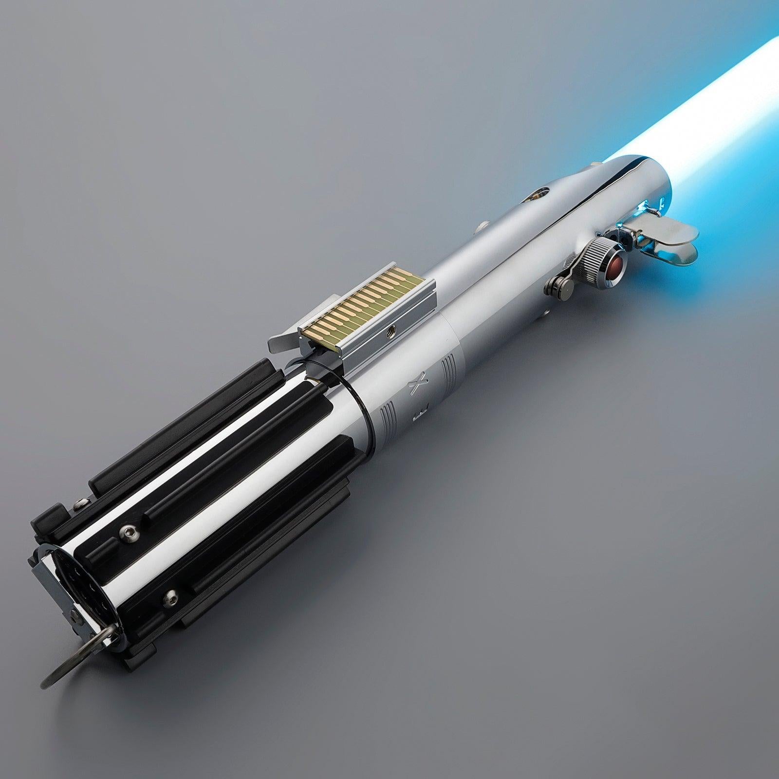 Legacy Lichtschwert in Chrom und Schwarz mit leuchtend blauer Klinge – Premium-Design