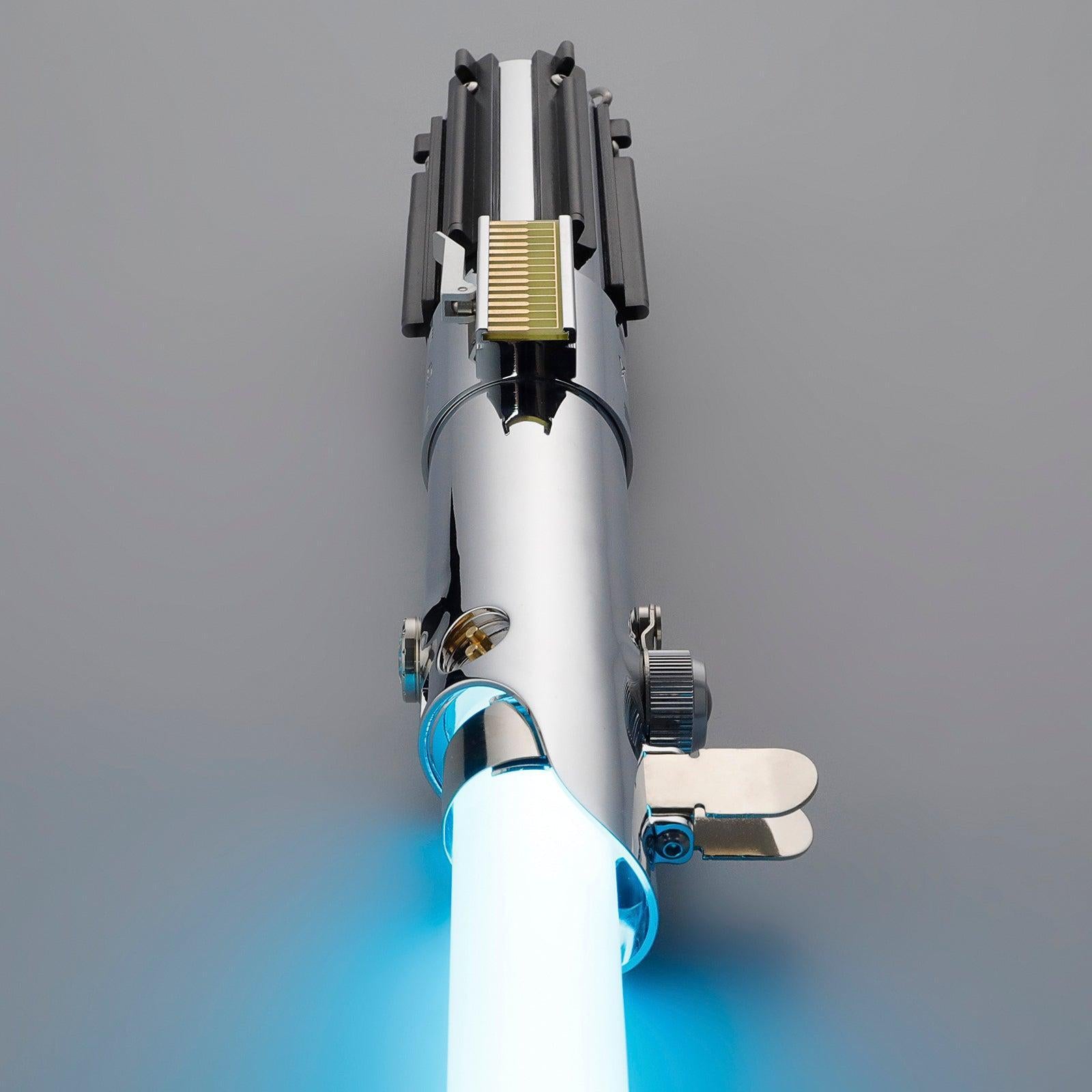 Legacy Lichtschwert in Chrom und Schwarz – glänzendes, duellfähiges Premium-Modell mit blauer Klinge