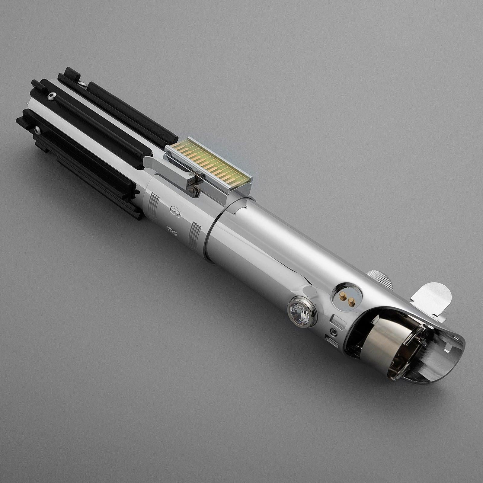 Legacy Lichtschwert in Silber – detailliertes Premium-Modell mit offenem Emitter