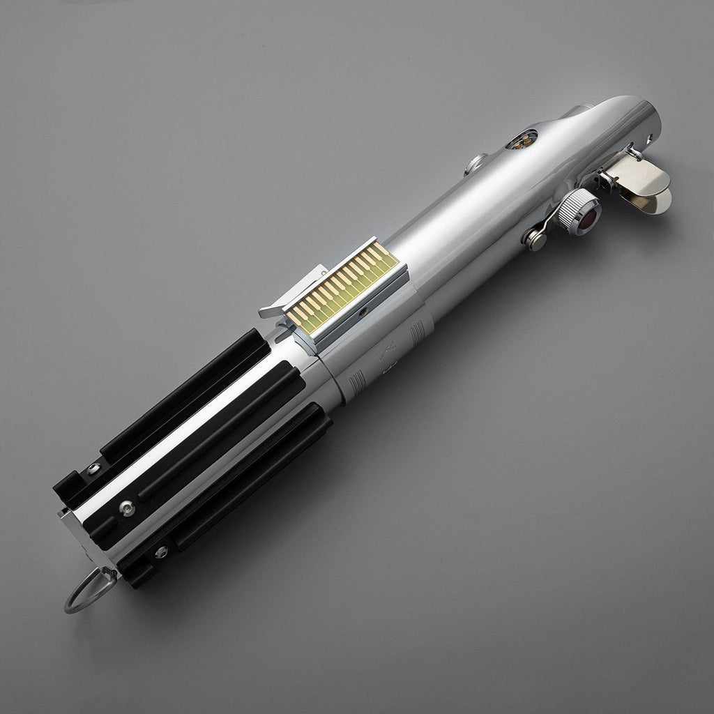 Legacy Lichtschwert in Silber – detailliertes Premium-Modell mit schwarzem Griff