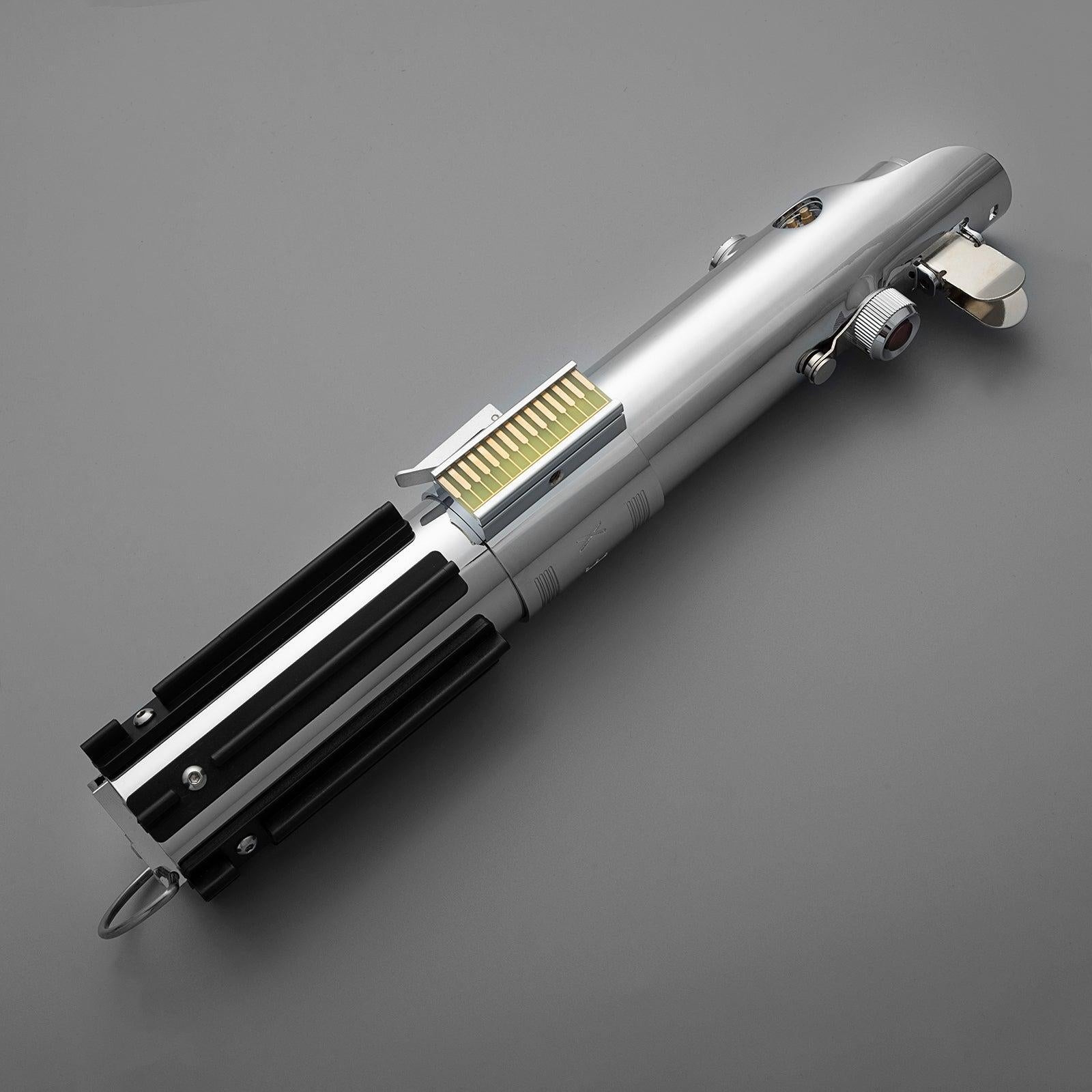 Legacy Lichtschwert in Silber – detailliertes Premium-Modell mit schwarzem Griff