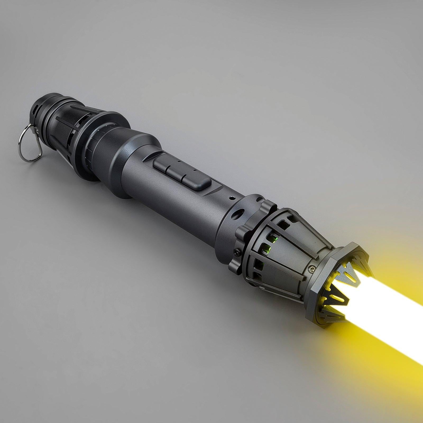 Scavenger Lichtschwert in Dunkelgrau – robustes Design mit gelber Klinge und Schrottsammler-Optik