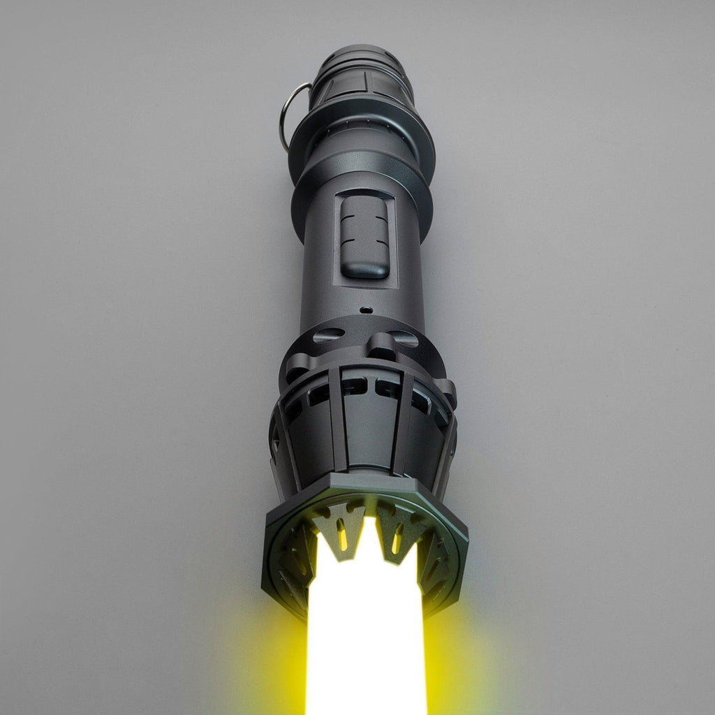 Scavenger Lichtschwert in Dunkelgrau – einzigartiges Design mit gelber Klinge, aus Schrottteilen gefertigt