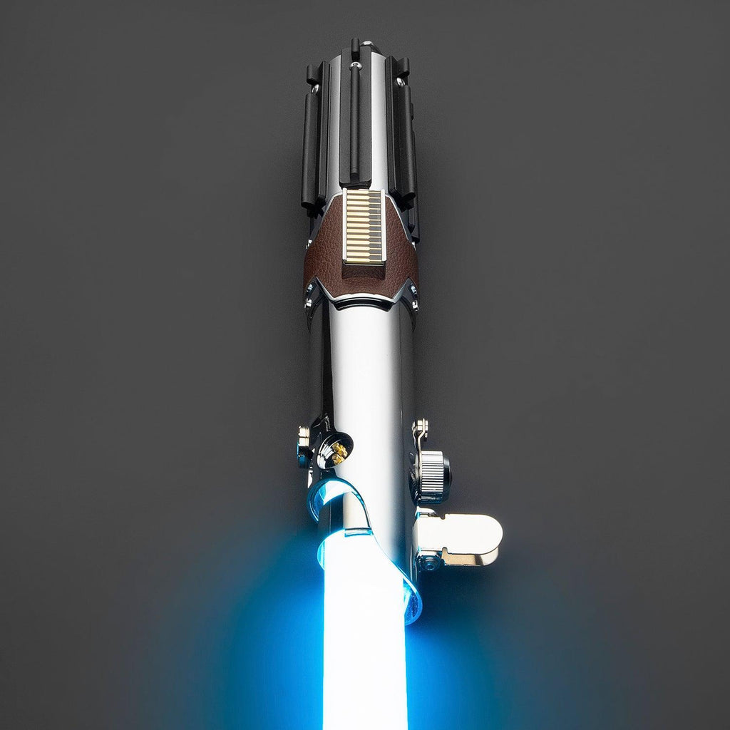 The Rise Lichtschwert mit glänzendem Chrom-Hilt, braunem Ledergriff und leuchtend blauer Klinge