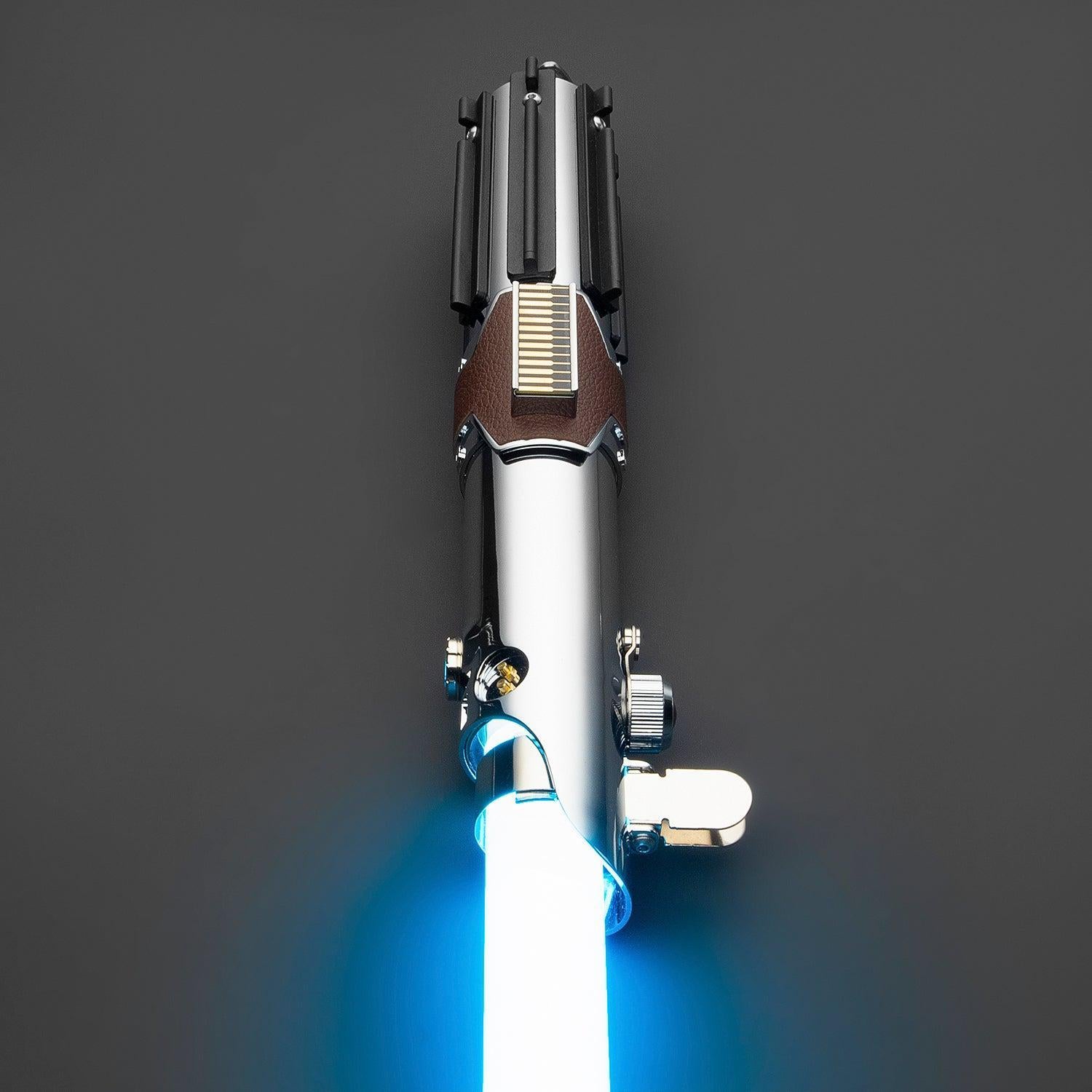 The Rise Lichtschwert mit glänzendem Chrom-Hilt, braunem Ledergriff und leuchtend blauer Klinge