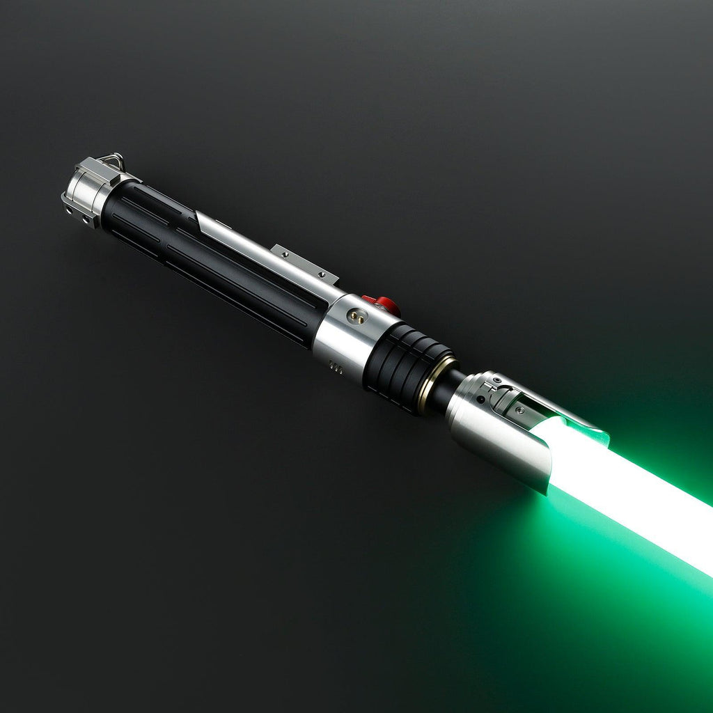 Heir Lichtschwert mit silbernem und schwarzem Griff, rotem Knopf und leuchtend grüner Klinge
