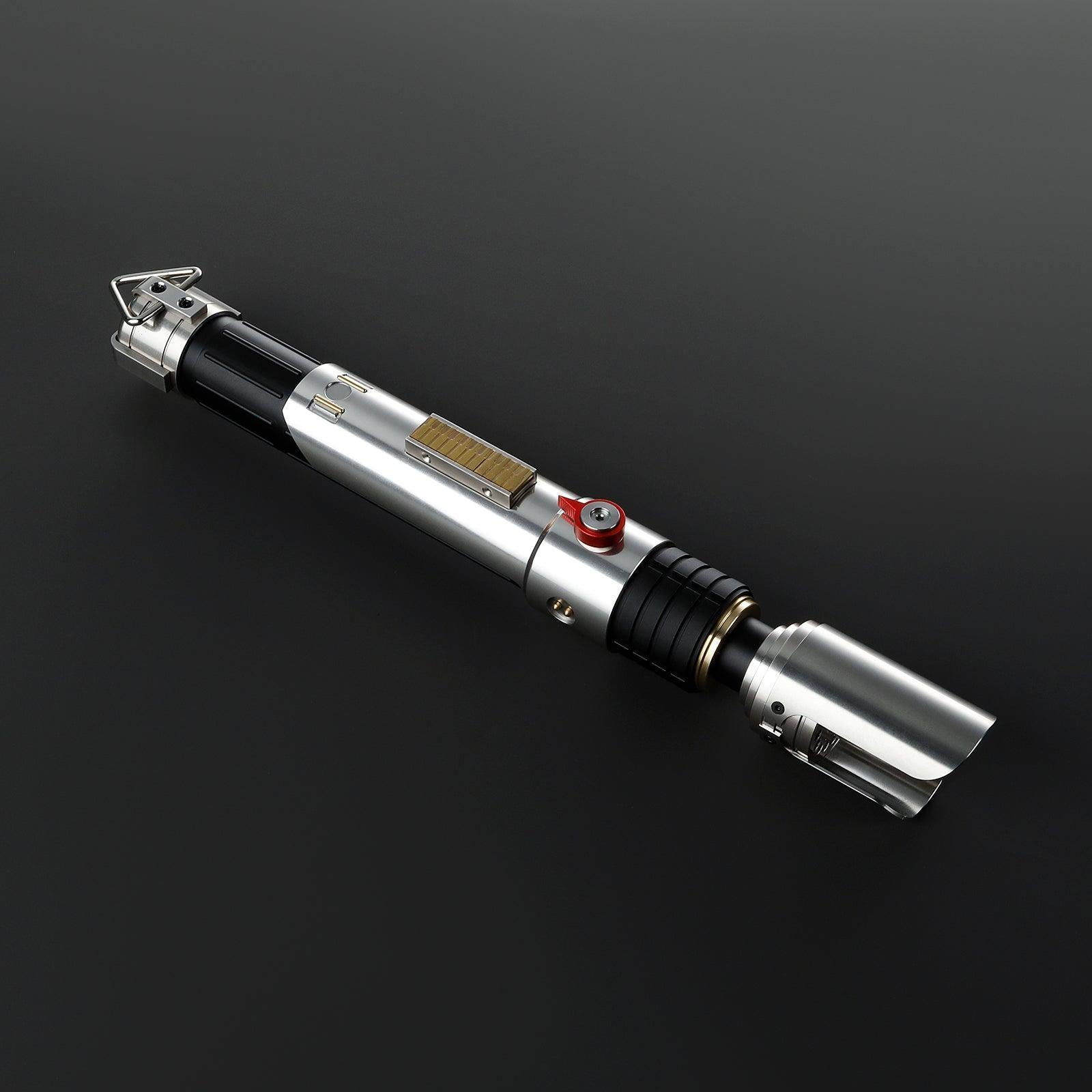 Heir Lichtschwert in Silber und Schwarz – elegantes Premium-Modell mit rotem Knopf
