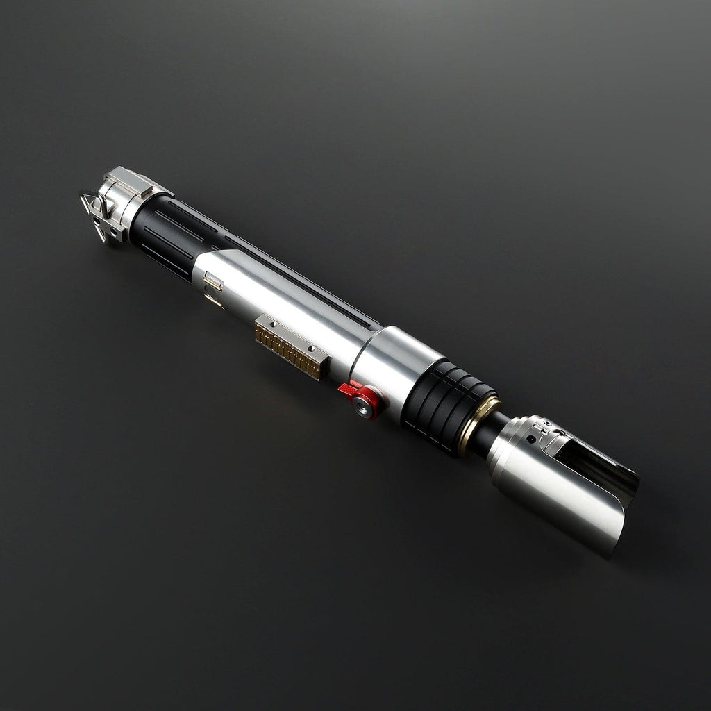 Heir Lichtschwert in Silber und Schwarz – detaillierter Griff aus Aluminium mit rotem Schalter