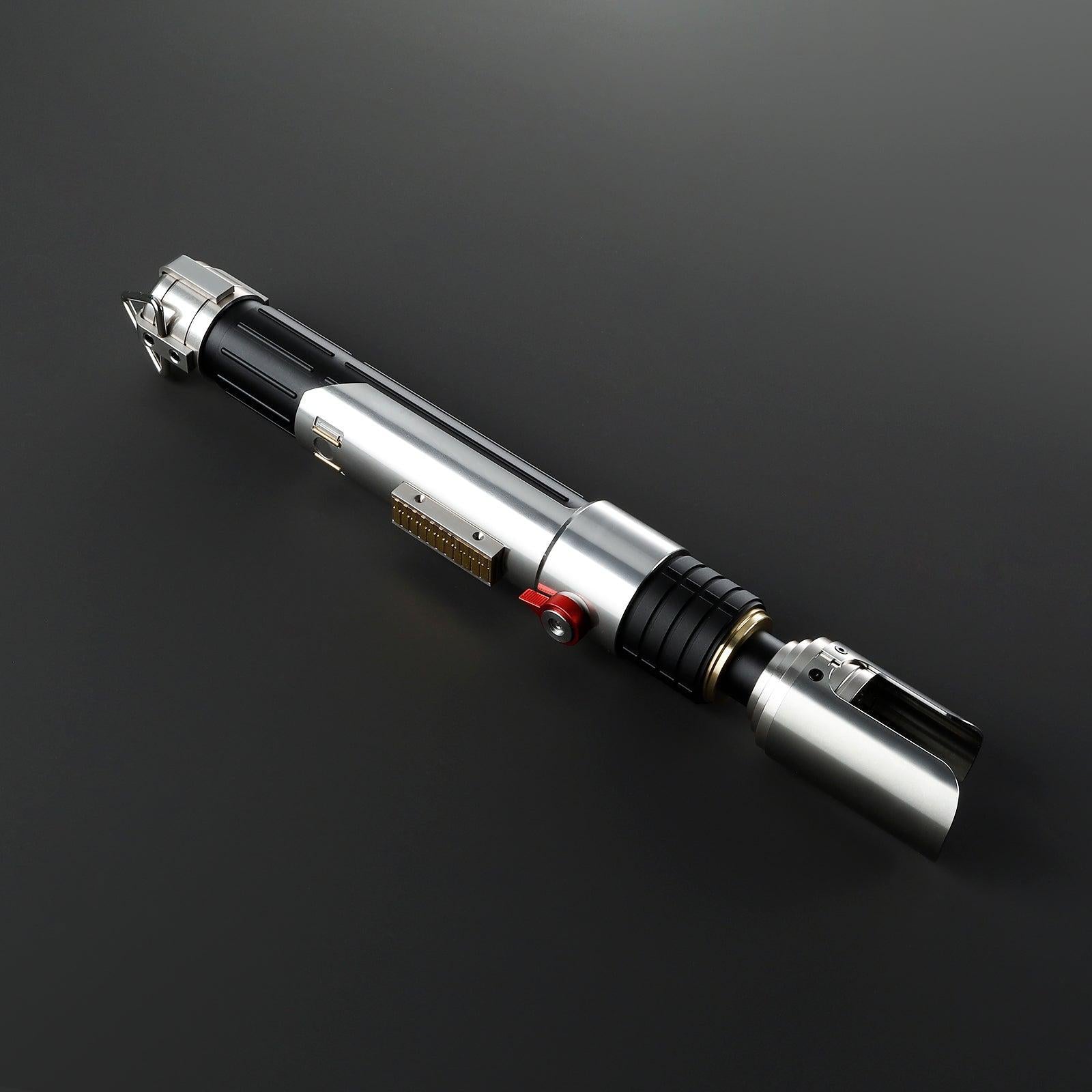 Heir Lichtschwert in Silber und Schwarz – detaillierter Griff aus Aluminium mit rotem Schalter