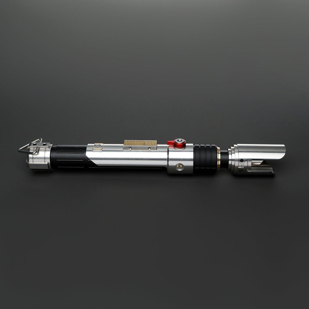 Heir Lichtschwert in Silber und Schwarz – detailliertes Premium-Design mit rotem Knopf