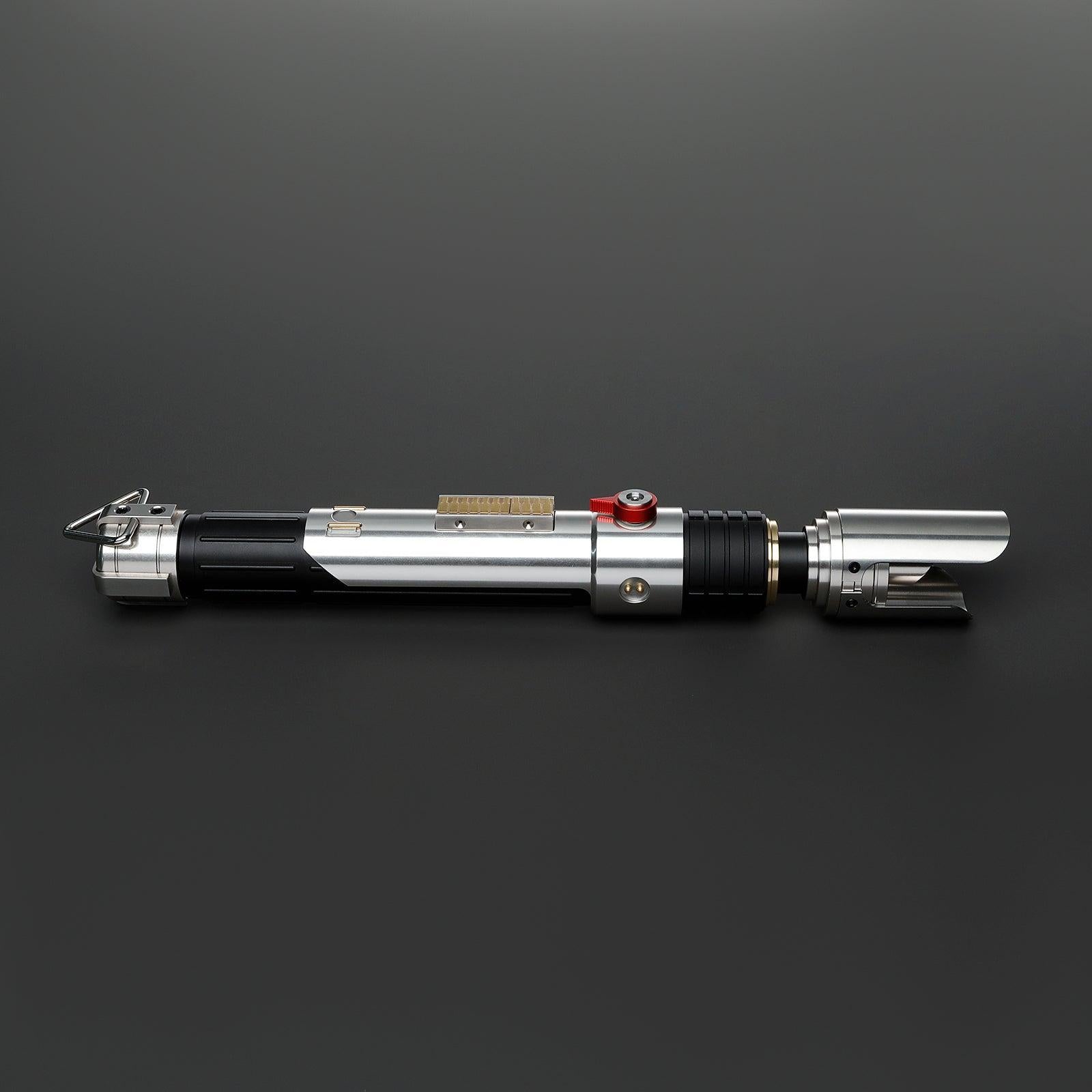 Heir Lichtschwert in Silber und Schwarz – detailliertes Premium-Design mit rotem Knopf