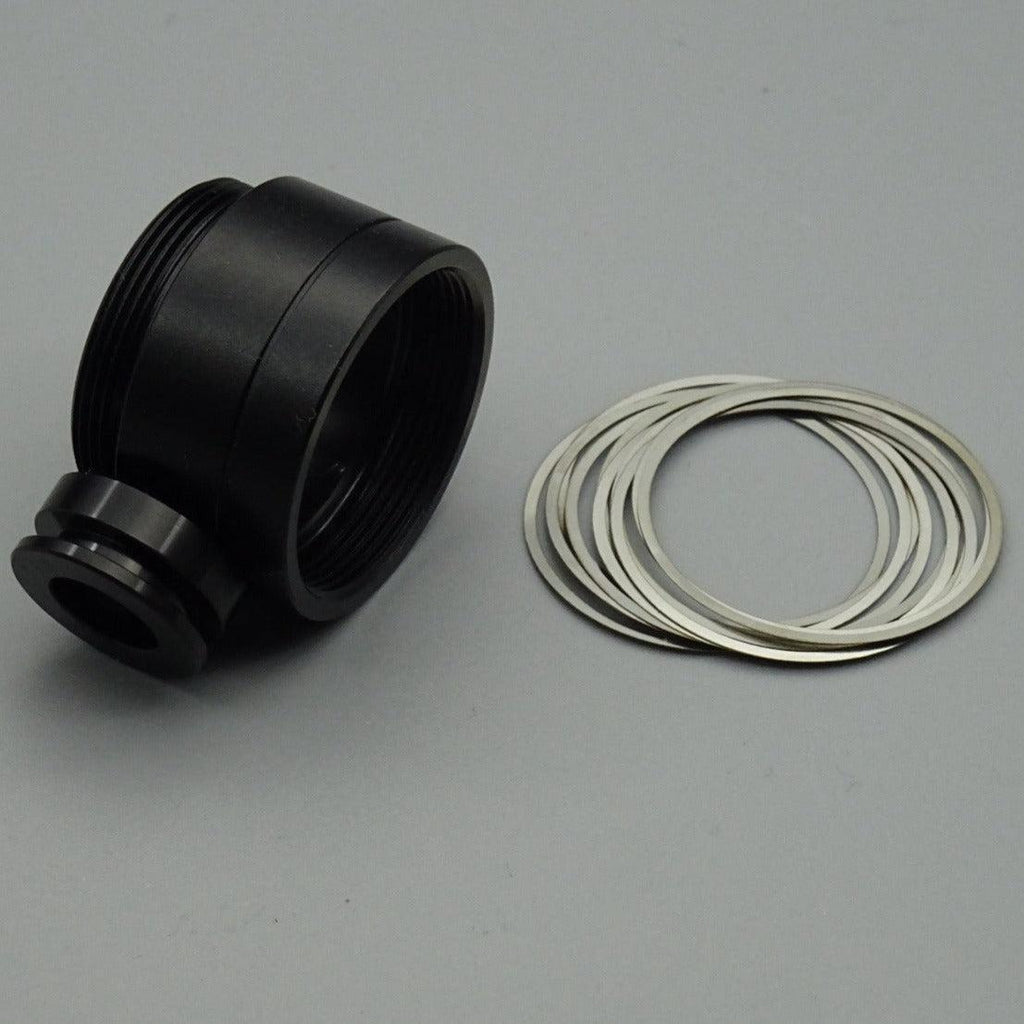 Schwarze Covertec-Erweiterung für Lichtschwerter mit silbernen Unterlegscheiben auf grauem Hintergrund