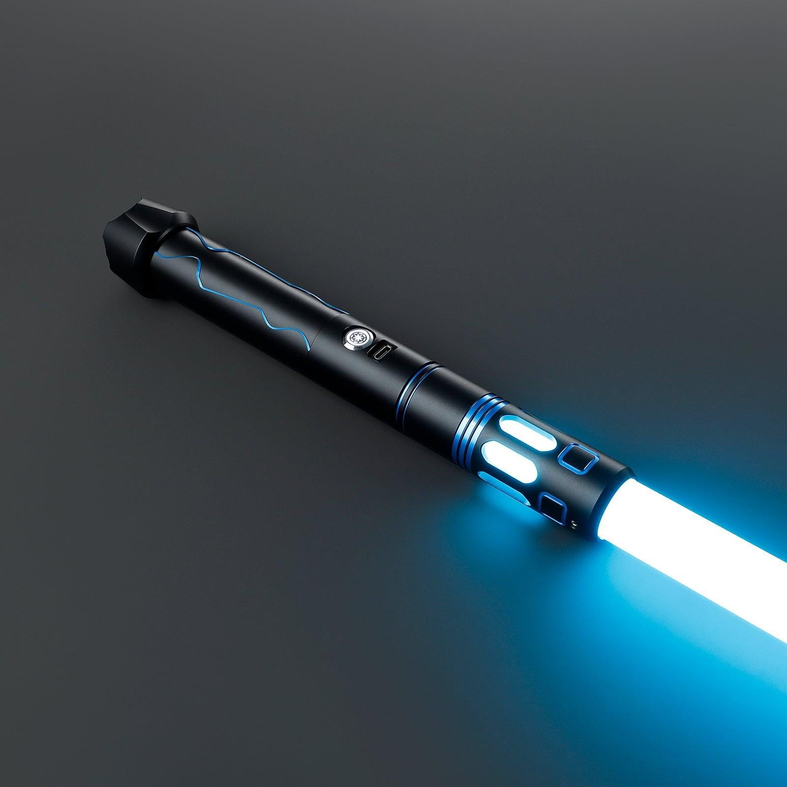 SEA16 Lichtschwert in Schwarz mit blauen Verzierungen und leuchtenden Windows am Emitter