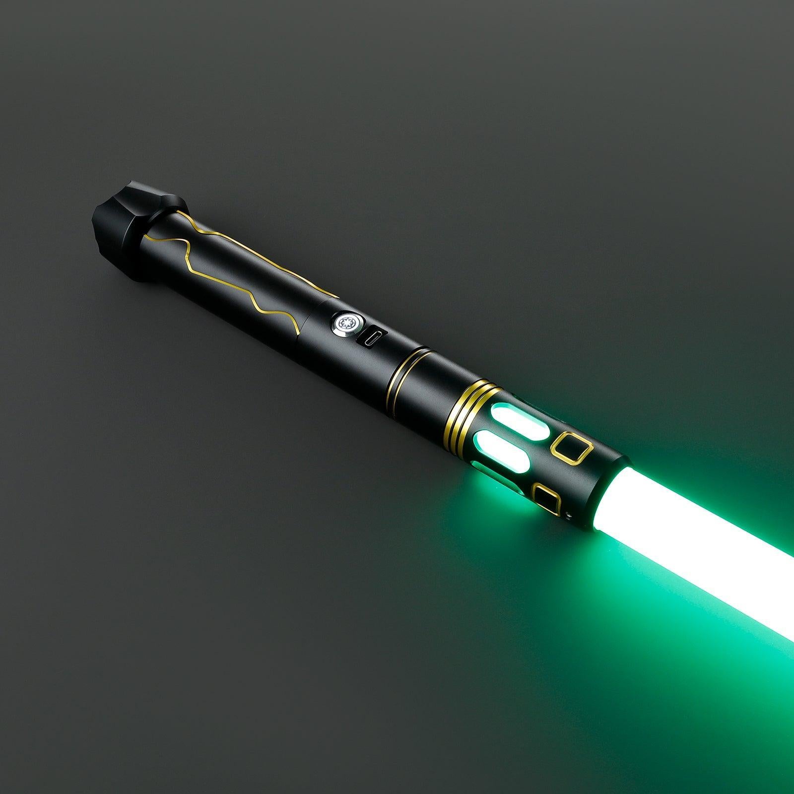 SEA16 Lichtschwert in Schwarz mit goldenen Verzierungen und leuchtend grünem Emitter – Premium-Design