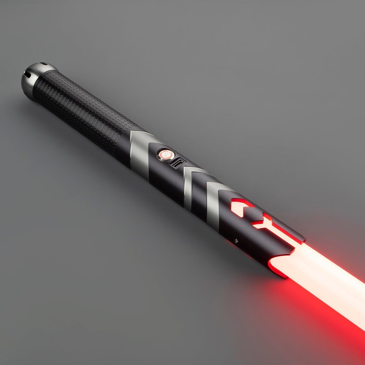 SEA28 Lichtschwert in Schwarz-Grau – taktisches Design mit strukturiertem Griff und roten Emitter-Windows