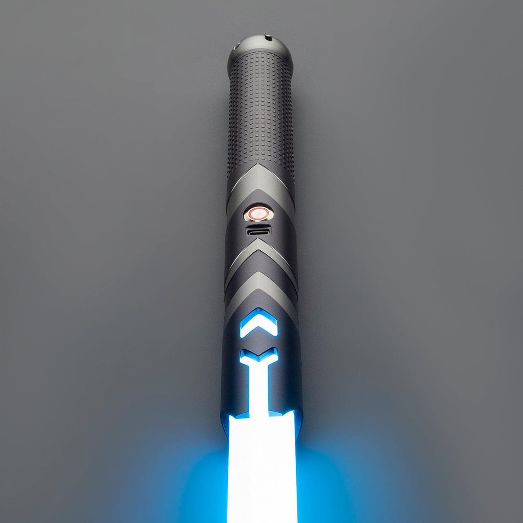 SEA28 Lichtschwert in Dunkelgrau – taktisches Design mit strukturiertem Griff und leuchtendem Emitter