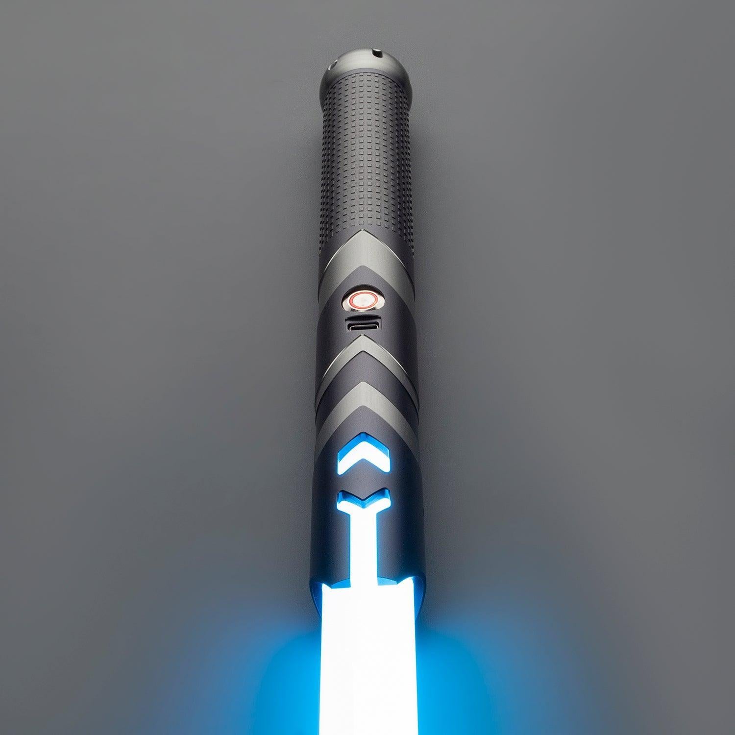 SEA28 Lichtschwert in Dunkelgrau – taktisches Design mit strukturiertem Griff und leuchtendem Emitter