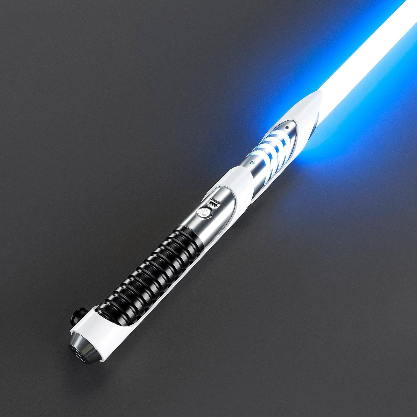 SEA38 Lichtschwert in Weiß-Schwarz mit langem Griff und leuchtend blauem Blade, ideal für beidhändige Führung
