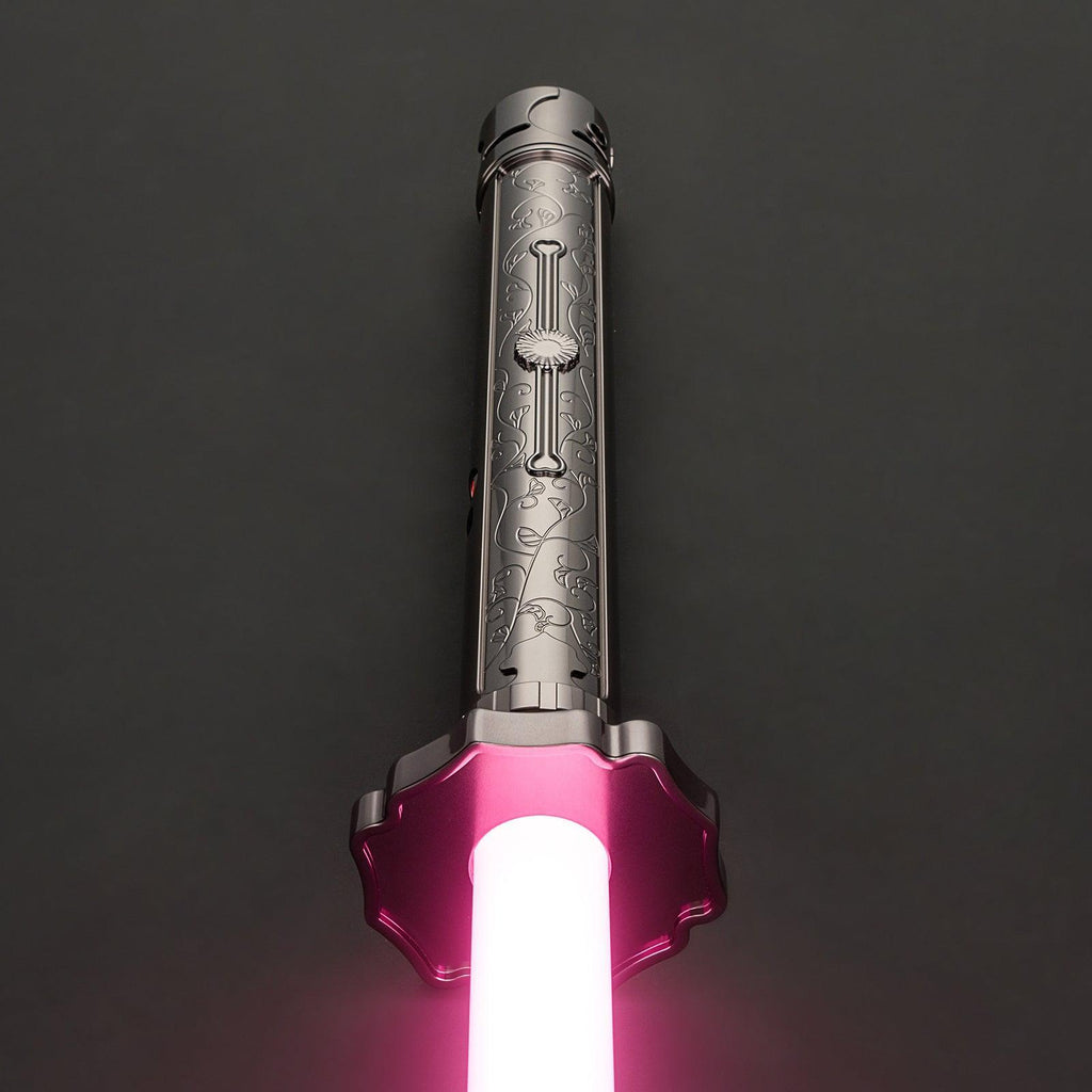 SEA4 Lichtschwert mit Kupfer-Chrom-Beschichtung und Katana-inspirierten Gravuren, leuchtend in Pink