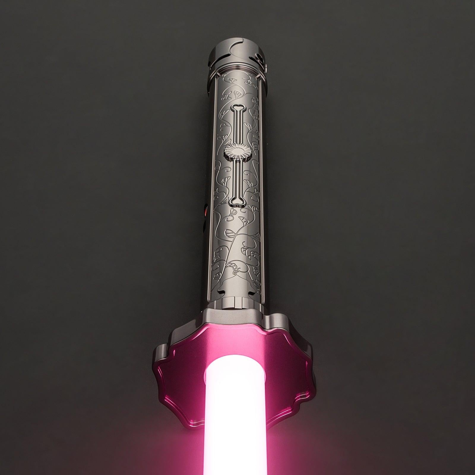 SEA4 Lichtschwert mit Kupfer-Chrom-Beschichtung und Katana-inspirierten Gravuren, leuchtend in Pink
