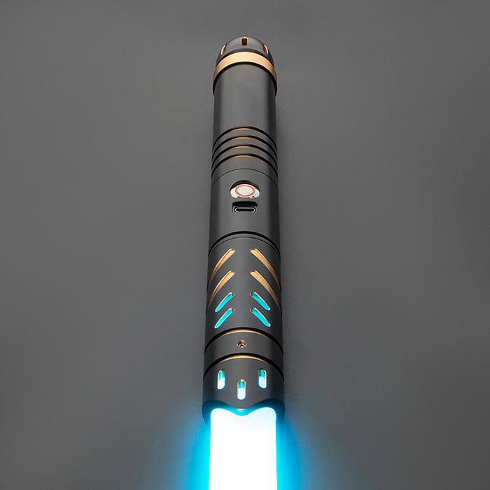 SEA8 Lichtschwert – matt-schwarzer Griff mit goldenen Akzenten und blau leuchtender Klinge