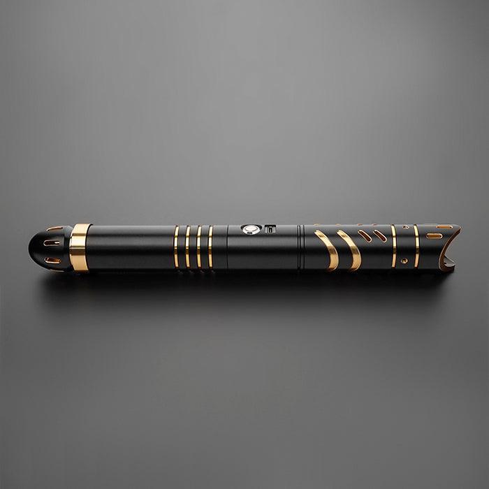 SEA8 Lichtschwert in Schwarz mit goldenen Akzenten – elegantes Premium-Design