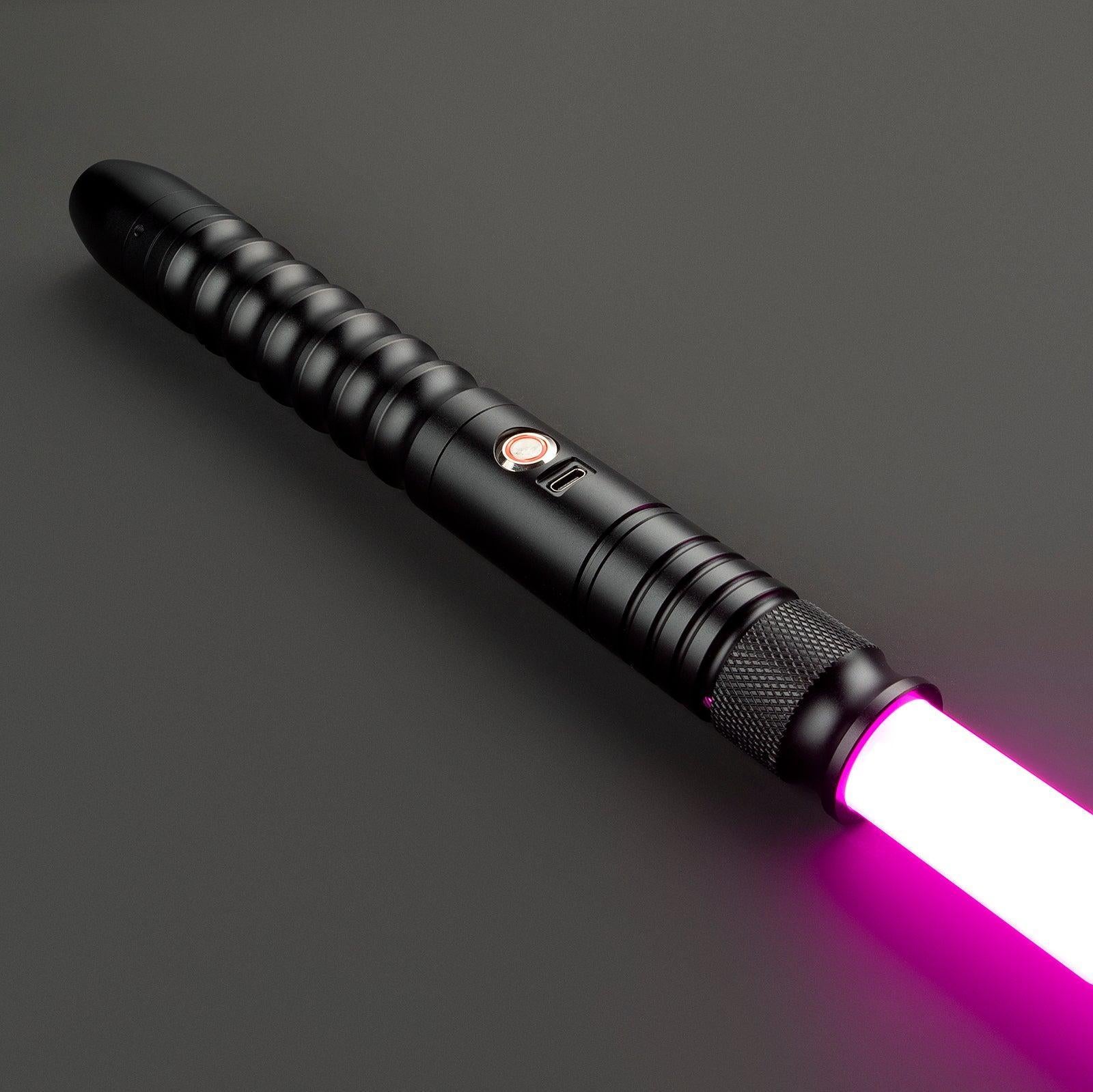 SL04 Lichtschwert in Schwarz – schlichtes, funktionales Design mit leuchtender violetter Klinge