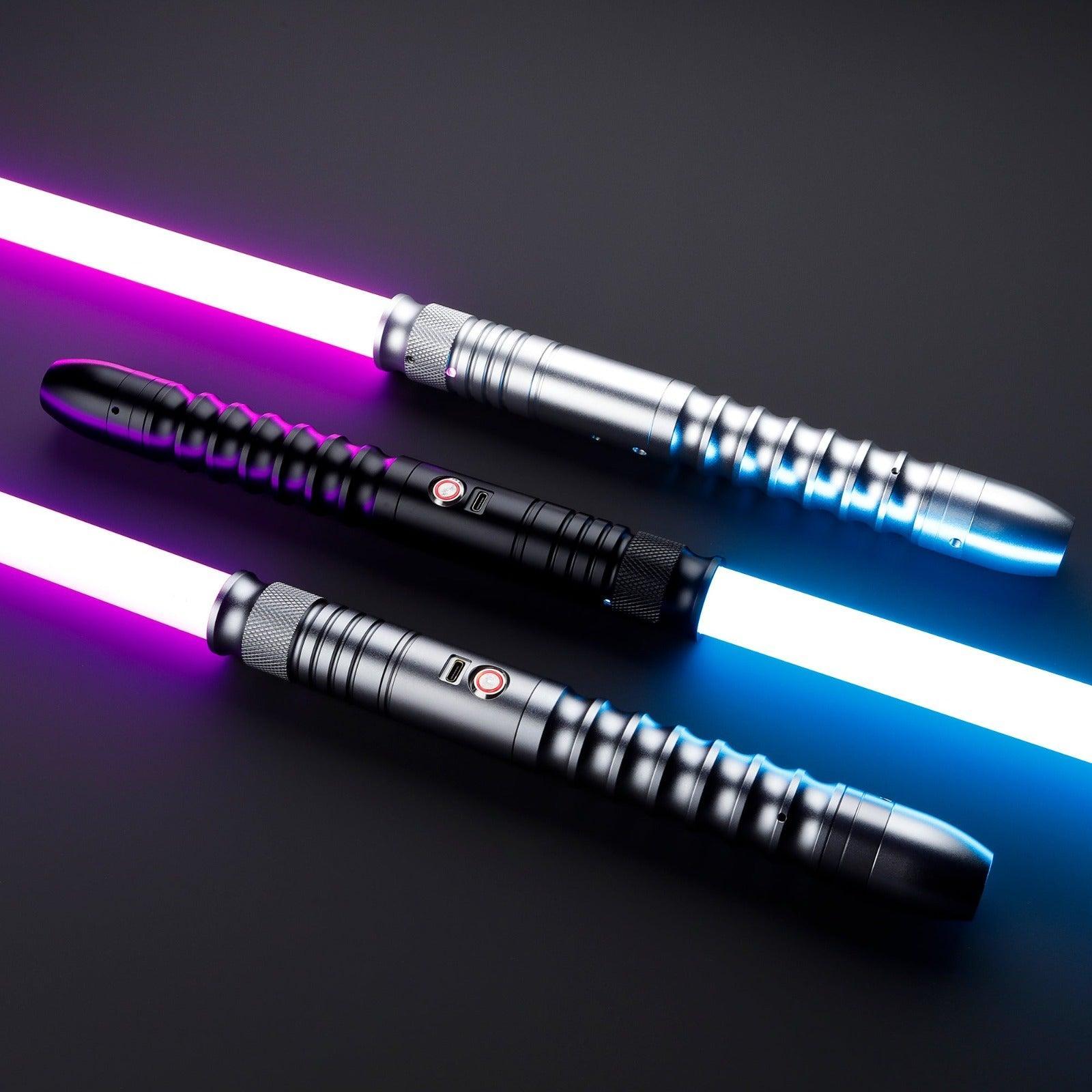Drei SL04 Lichtschwerter in Silber, Schwarz und Anthrazit – schlichtes, funktionales Design