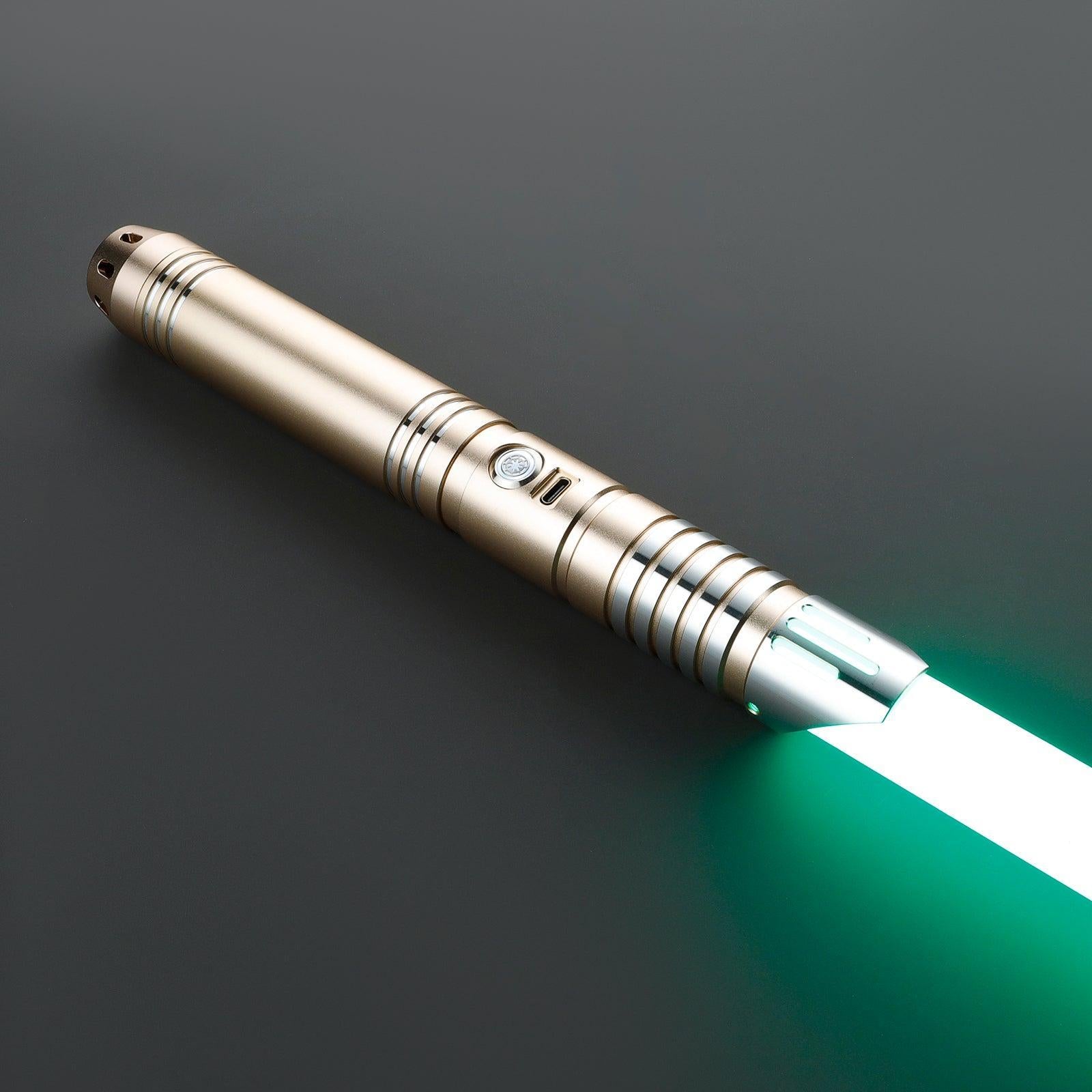 SL07 Lichtschwert mit silbernem Emitter, gerillter Griffzone und leuchtend grüner Klinge
