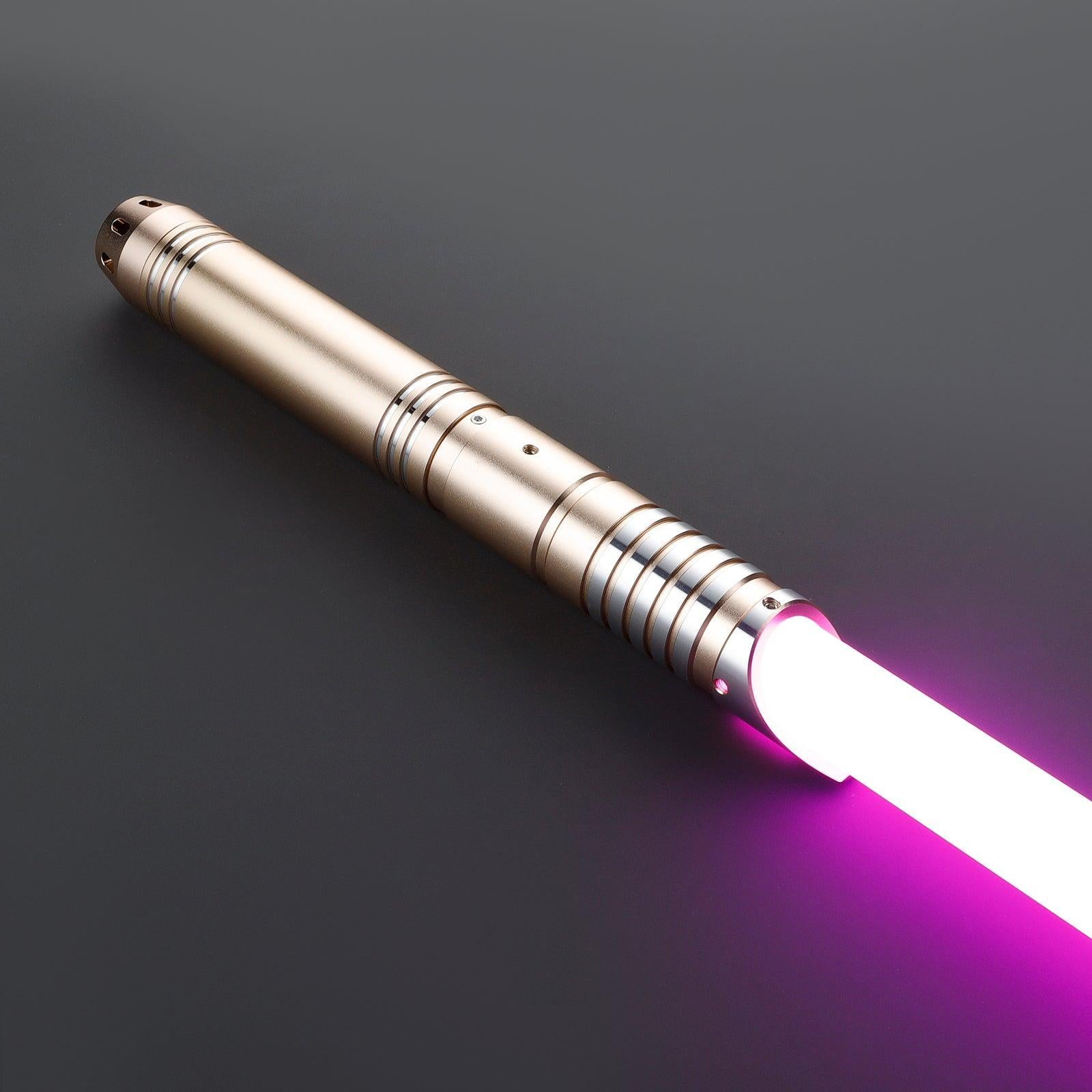 SL07 Lichtschwert in Gold mit silbernem Emitter und gerillter Griffzone, modernes Design