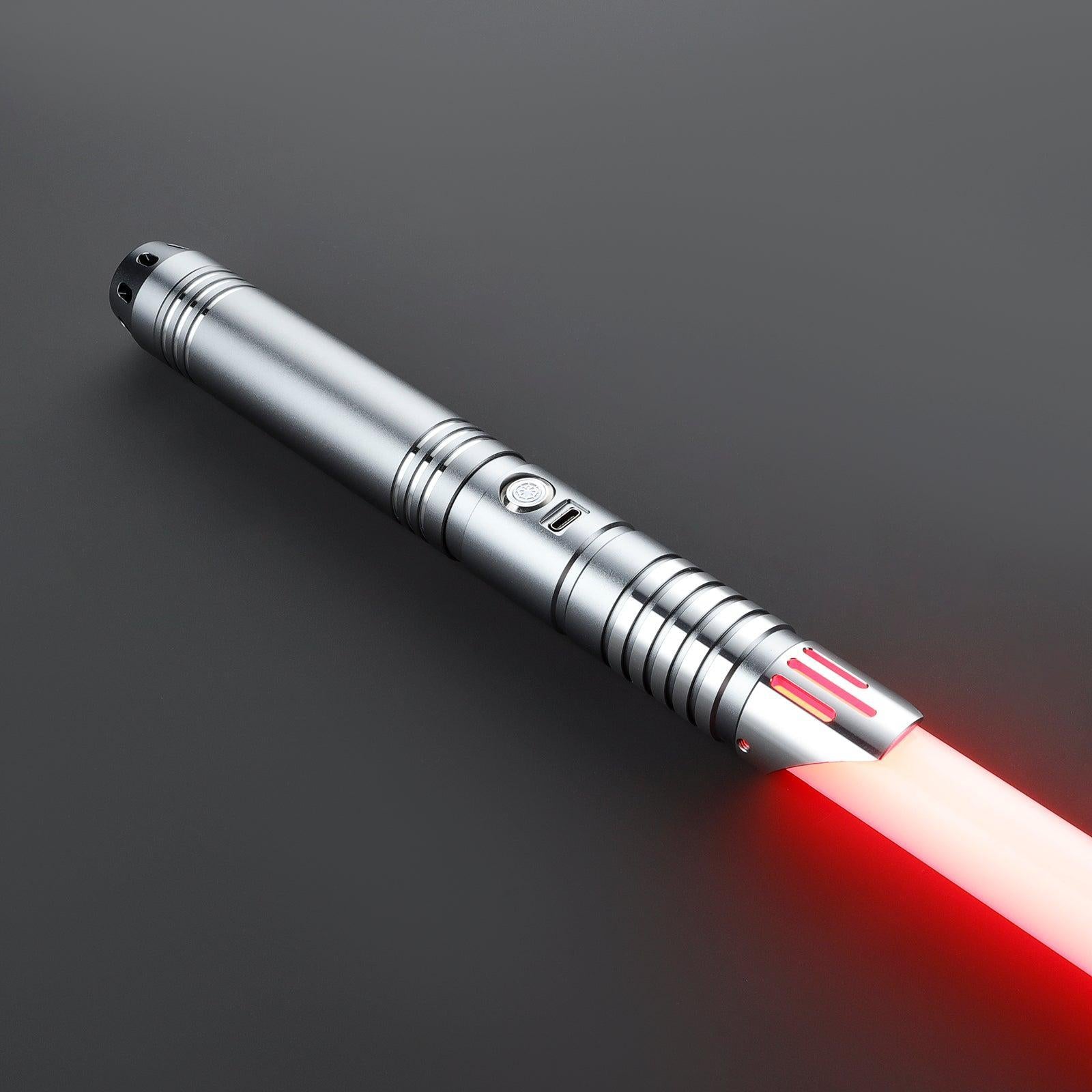 SL07 Lichtschwert in Silber – modernes Design mit gerillter Griffzone und rotem Emitter