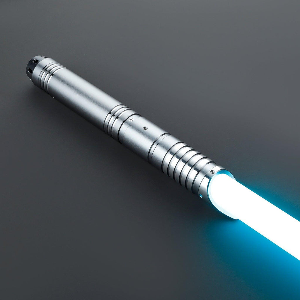 SL07 Lichtschwert in Silber – modernes Design mit gerillter Griffzone und leuchtendem Emitter