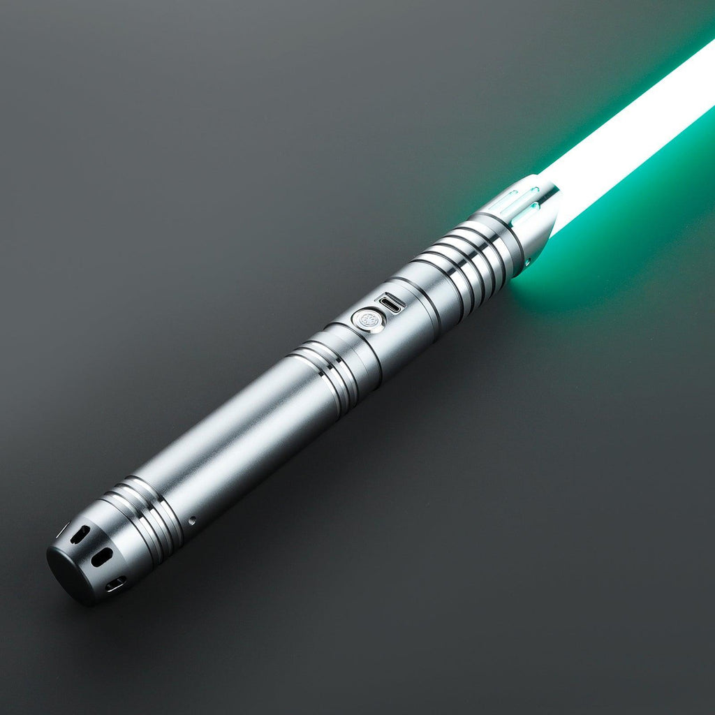SL07 Lichtschwert in Silber – moderner Griff mit gerillter Zone und grün leuchtendem Emitter