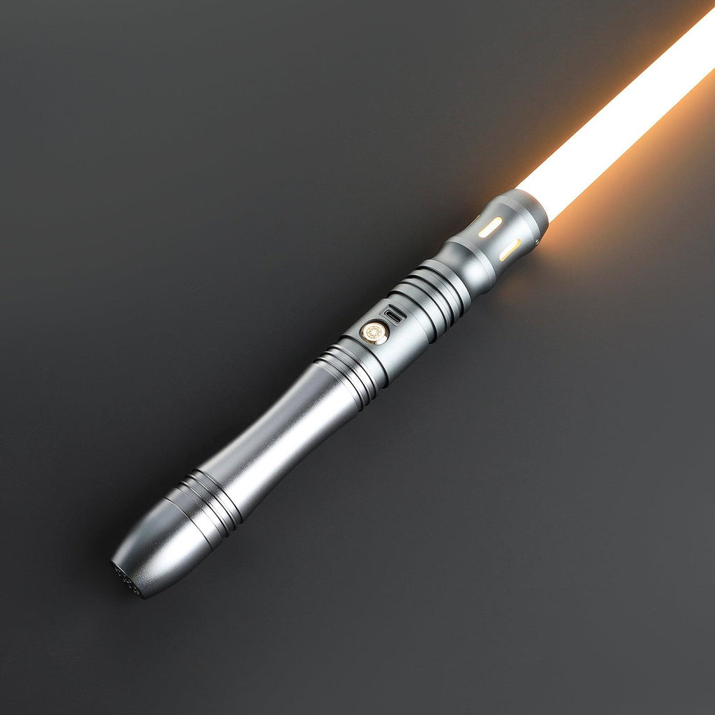 SL08 Lichtschwert in Silber – schlanker Griff mit ausgestanzten Emitter-Details, Premium-Design