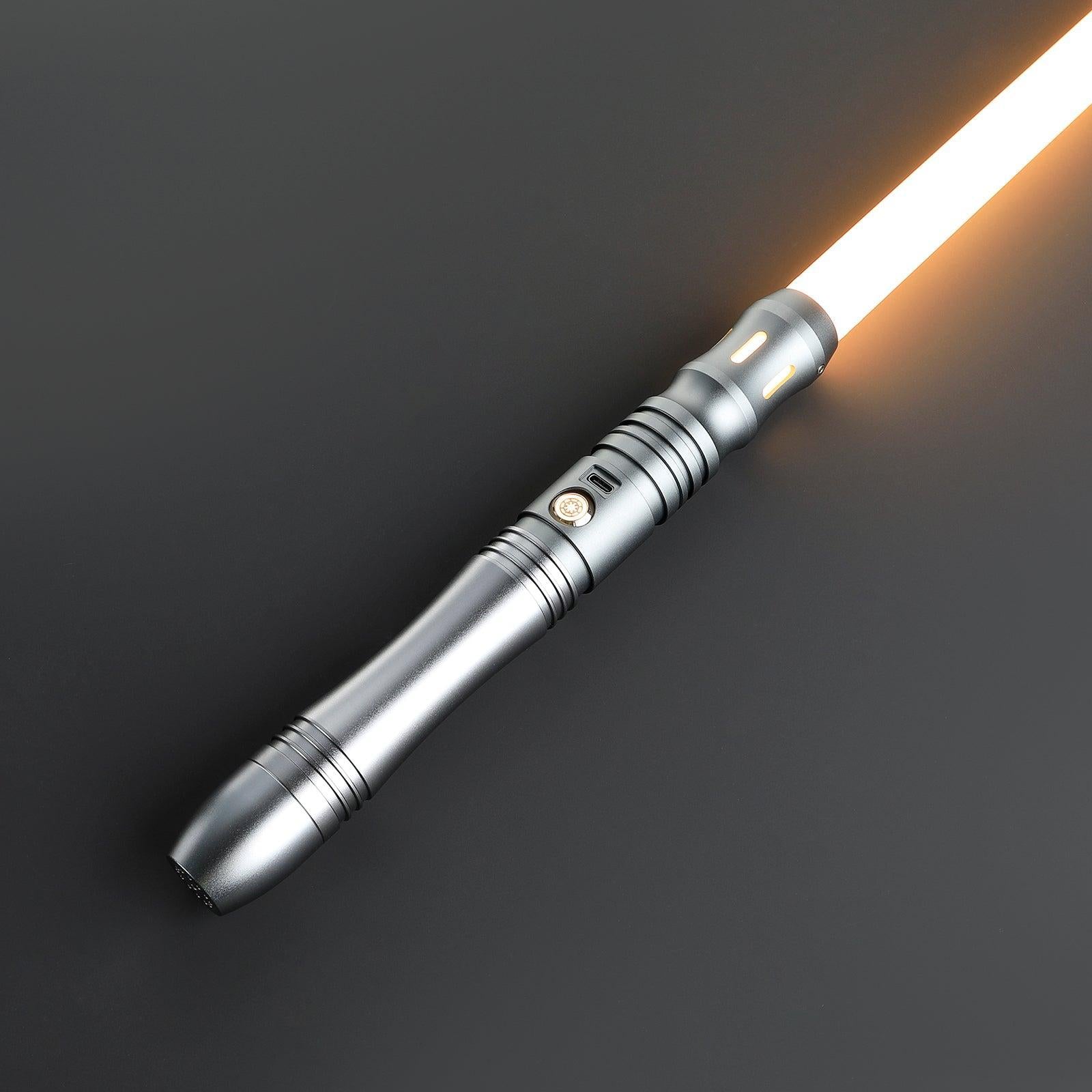 SL08 Lichtschwert in Silber – schlanker Griff mit ausgestanzten Emitter-Details, Premium-Design