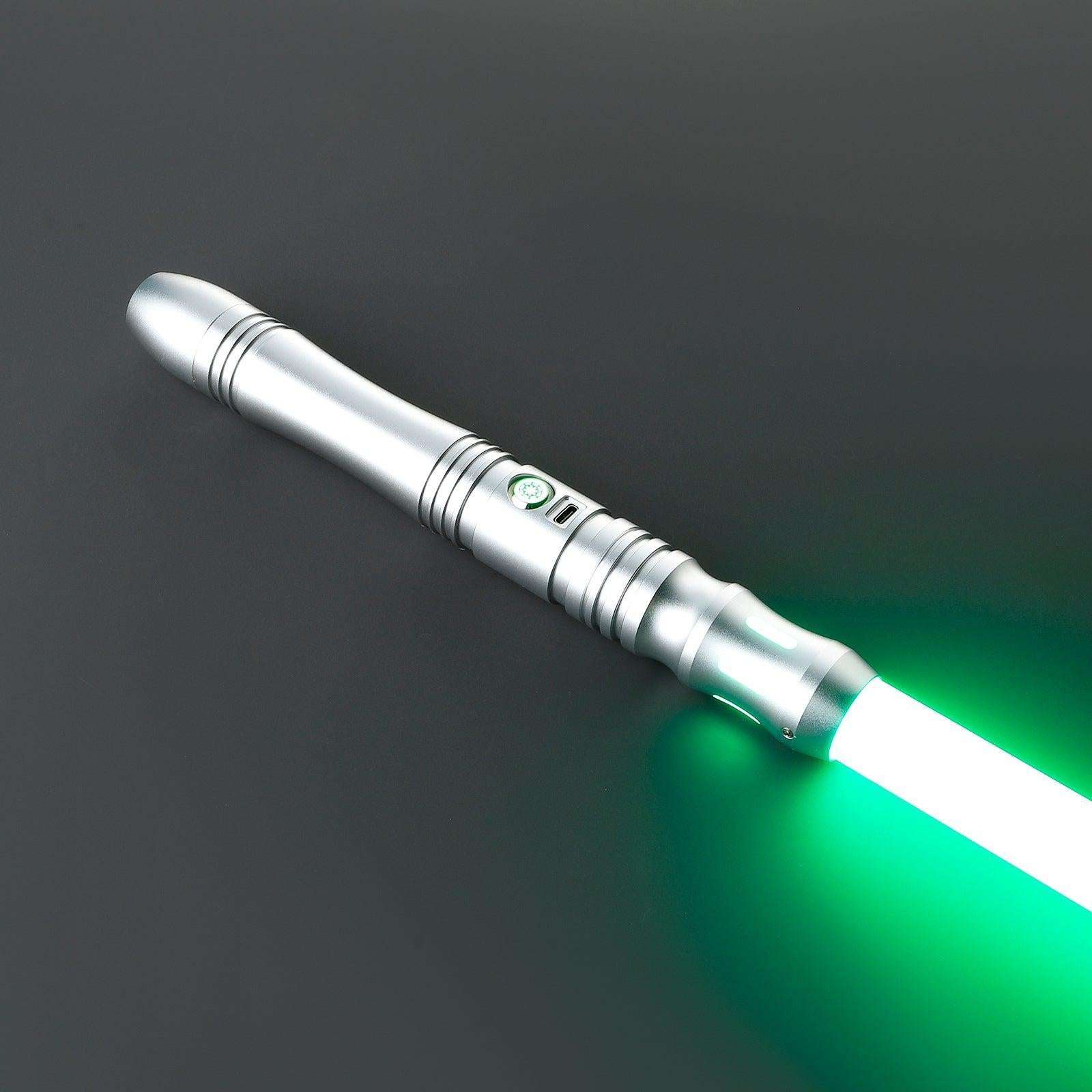 SL08 Lichtschwert in Silber – schlankes Design mit ausgestanztem Emitter und grüner Klinge