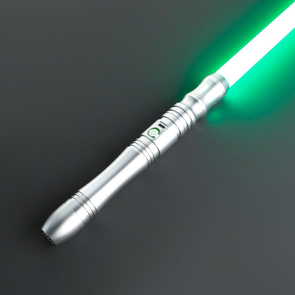 SL08 Lichtschwert in Silber – schlanker Griff mit ausgestanzten Emitter-Details