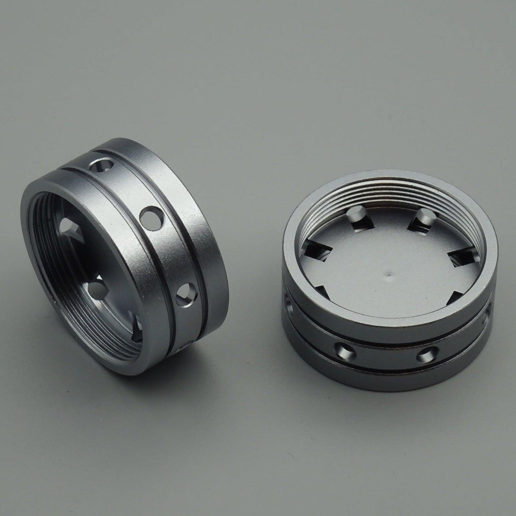 Zwei silberne Kupplungen SLK02 aus Metall, mit Gewinde und Belüftungslöchern, für Doppellichtschwerter
