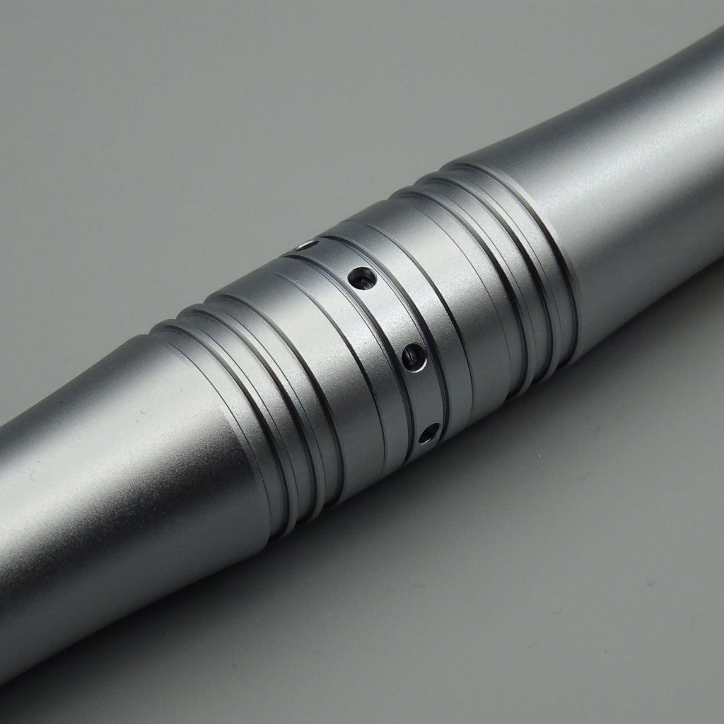 Kupplung SLK02 aus silbernem Metall – Detailansicht der geriffelten Oberfläche mit Bohrungen für Lichtschwerter